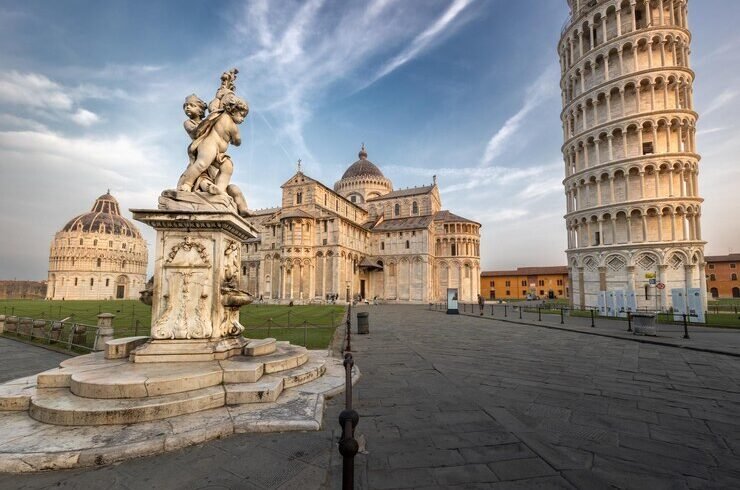 piazza-duomo-fontana-dei-putti-torre-inclinada-catedral-pisa-al-amanecer-pisa-italia_441873-2085